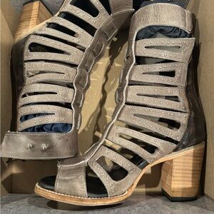 Freebird by Steven Lotus Sandals in Stone size 9